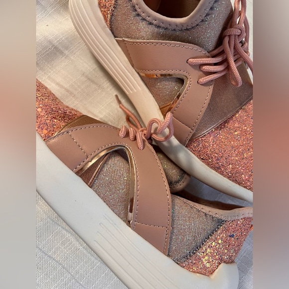 Roxy Rose tennis shoes size 9 pink with glitter - Picture 2 of 6